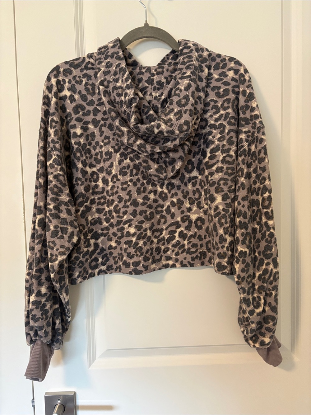 Zenana Outfitters Leopard Print Cropped Hoodie in Mauve and Black - Picture 3 of 3